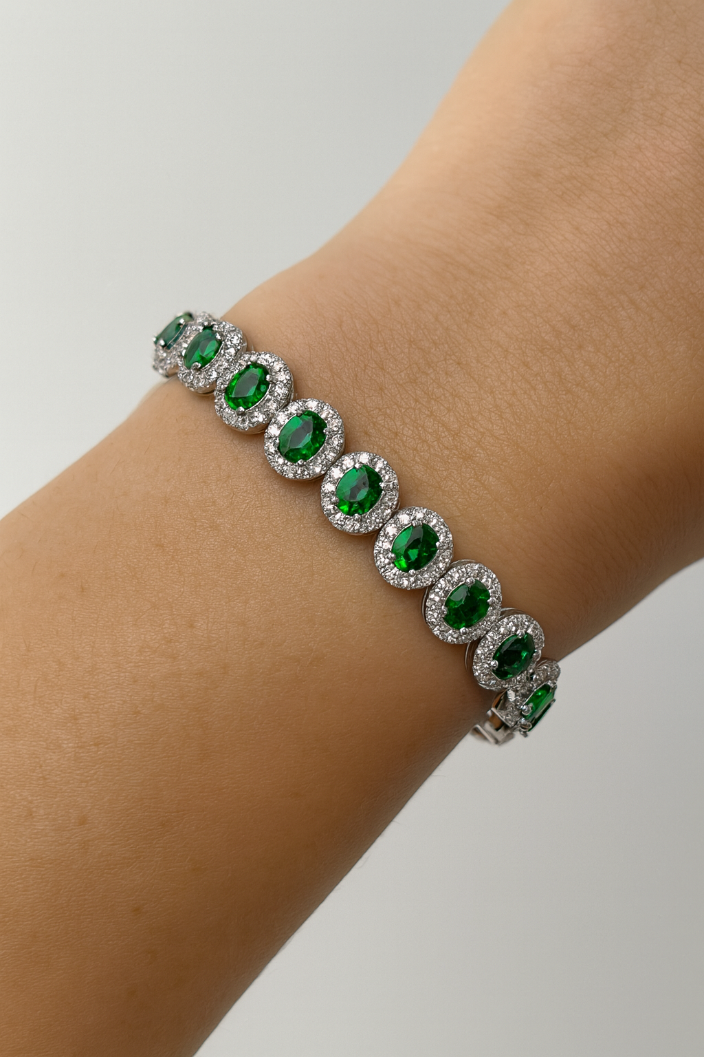 Elegant Bracelet with Green Coloured Cubic Zirconia Stones and Lobster Lock. 19cm.